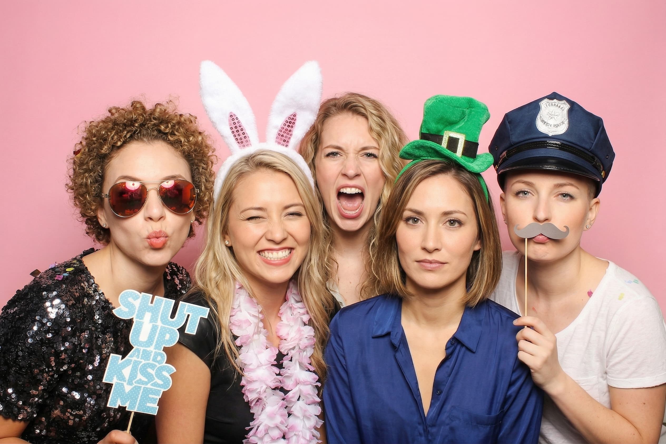 Damen-Gruppe verkleidet mit Hasenohren und Kostümhüten in der Fotobox